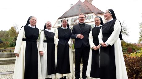Zum Jubiläum 400 Jahre Wallfahrtskirche Violau freute sich Pfarrer Thomas Pfefferer besonders über den Besuch aus Oberschönenfeld mit (von links) Schwester Regina, Sr. Paula, Sr. Martha, Sr. Annutiata und Sr. Dorothea. 