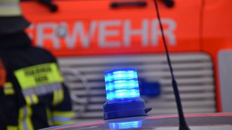 Bei Meitingen musste die Feuerwehr eine Frau aus ihrem Auto befreien. (Symbolbild)