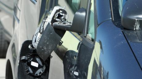 Ein alkoholisierter Autofahrer hat am Sonntagmorgen mit seinem Wagen den Außenspiegel eines anderen Autos beschädigt und dann gleich noch einen zweiten Unfall verursacht.