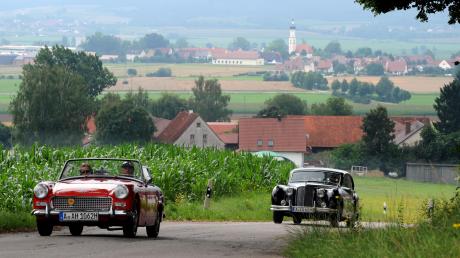 Zu einem Großereignis entwickelt hat sich die Oldtimer-Rallye durch das Augsburger Land – auf dem Foto sind die Schnauferl bei Dinkelscherben unterwegs. Jetzt stehen Termin und Route für die 2018er Tour fest. (Archivfoto)