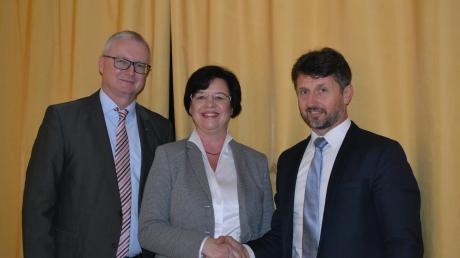 Markus Stötter (links) ist neuer Gemeinderat der Freien Wähler, seine Frau Sabine Stötter ist neue Zweite Bürgermeisterin. Bürgermeister Peter Wendel vereidigte die beiden Kommunalpolitiker.