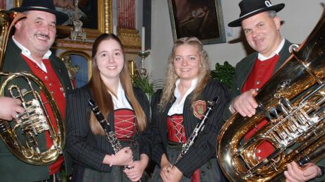 Gerhard Hauser, Angela Hauser, Julia Hartmuth und Christian Sirch (von links) vom Musikverein engagieren sich bei der Gestaltung der Dorfweihnacht. 