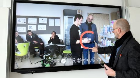 Fast wie im Kino: Unterricht an den Touch-LED-Bildschirmen in den Klassenzimmern