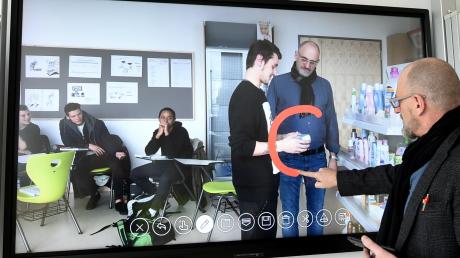 Auf einem Video mal eben was markieren: Die Touch-LED-Bildschirme in den Neusässer Klassenzimmern machen es möglich, wie Johannes Münch zeigt.  	