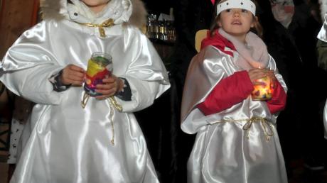 Die „Engelchen“ aus der ersten Klasse der Grundschule eröffnen den Weihnachtsmarkt in Aystetten und bringen die Lichter in die Buden. 	