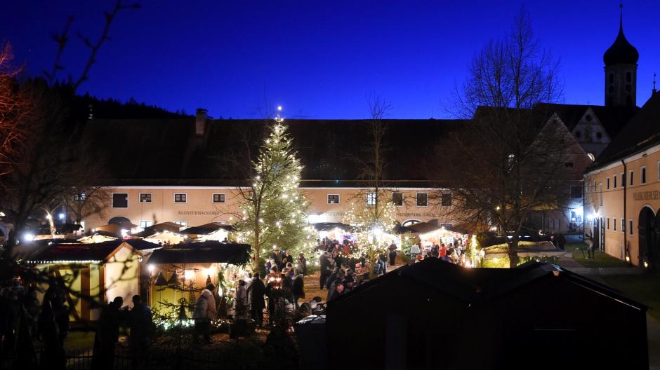 Gerade, wenn es dunkel wird, kommen besonders viele Besucher zum Weihnachtsmarkt nach Oberschönenfeld. Er soll nach aktuellem Stand in diesem Jahr stattfinden.