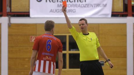 Nachdem Manuel Hiemer im Spiel gegen den SV Cosmos Aystetten die Gelb-Rote Karte gezeigt bekam, warf der Spieler von Türkspor Augsburg Schiedsrichter Tobias Beyrle den Ball ins Gesicht. Die Unparteiischen brachen darauf hin das Turnier in Kissing ab.
