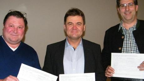 Die Initiatoren der „Interessengemeinschaft Lechbrücken“ freuen sich bei der Gründungsversammlung über die ersten Unterschriften: (von links) Josef Reiter, Robert Michels und Helmut Kienberger.