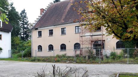 Die Alte Post in Biburg soll nun doch abgerissen und neu aufgebaut werden. Das Projekt kommt seit Jahren nur langsam voran.