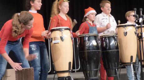 Weihnachtliche Weisen auf ganz andere Art bot die Percussiongruppe des Neusässer Gymnasiums. 	