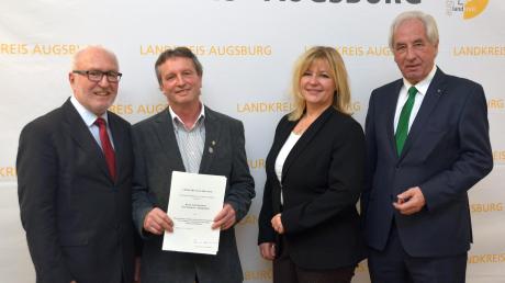 Der Stellvertreter des Landrats Heinz Liebert (links) sowie Bürgermeisterin Silvia Kugelmann und Max Strehle (rechts) zeichneten Josef Burkhard aus.