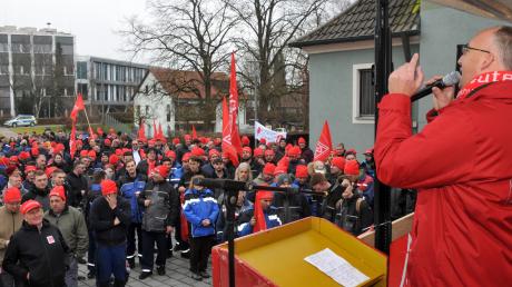 Streik in Meitingen: Vor rund 400 streikenden Mitarbeitern der Firmen SGL Carbon, Brembo SGL und Showa Denko in Meitingen forderte IG-Metall-Beauftragter Michael Leppek sechs Prozent mehr Gehalt für die Beschäftigten. 