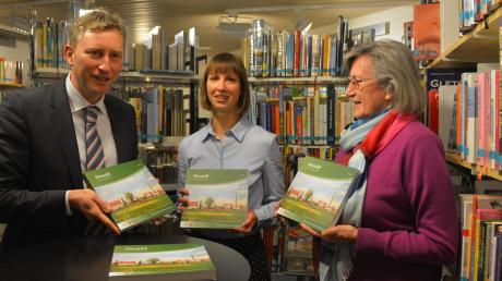 Über über die Freiexemplare der Stadt Neusäß, überreicht von Bürgermeister Richard Greiner, freuen sich Verena Klaus (links) und Margot Saur. 	