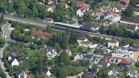 Wie darf das Gebiet zwischen der Von-Rehlingen-Straße und dem Bahndamm in Westheim bebaut werden? Über die Entwicklung dieses Bereichs in Bahnhofsnähe wollen sich die Neusässer Stadträte grundsätzlich Gedanken machen. 