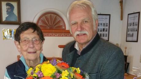 Bürgermeister Bernhard Walter gratulierte Rosa Kallenbach zu ihrem 90. Geburtstag. 	