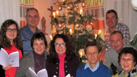 Das Stück spielt auch in der Weihnachtszeit, daher der Christbaum auf der Bühne: Bei der Probe sind (von links) Daniela Pudel, Oliver Grahl, Ute Schmid, Jutta Strobl, Martin Koch, Olaf Schmid, Johannes Gumpp und Josefine Stuhler. 	