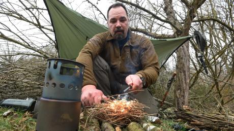 Ulrich Dehler ist ein Bushcrafter. Das ist sein Hobby. Das heißt, er zieht mit wenig Gepäck und Essen durch den Wald.