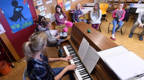 Musikunterricht findet am Förderzentrum ein wenig beengt statt. Das wird sich ändern, hofft Lehrerin Angela Eberhard-Frauenschuh (am Klavier).
