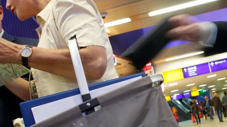 Blitzschnell hat ein Taschendieb am Samstag in einem Supermarkt in Adelsried zugeschlagen.