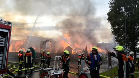 Die Feuerwehren packen überall mit an, wo Not am Mann ist, wie hier beim Großbrand einer Schreinerei in Welden. Künftig soll eine Smartphone-App im Landkreis vor Katastrophen warnen. 	