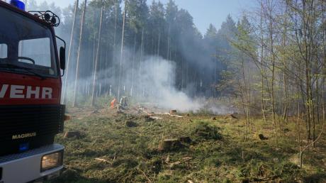 Auf einer Fläche von circa einem Quadratkilometer hat sich das Feuer im Wald zwischen Zusamzell und Reutern ausgebreitet.