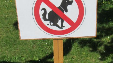 Die Gemeinde Horgau hat auf öffentlichen Flächen, wie hier am Auerbacher Dorfplatz, Hinweisschilder gegen Hundekot aufgestellt.