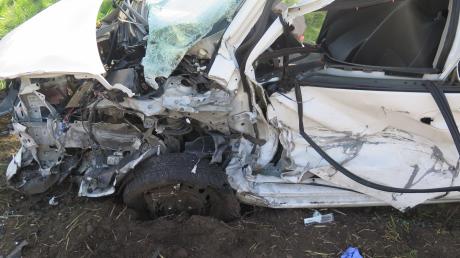 Noch an der Unfallstelle starb der 62-jähriger Fahrer dieses Autos. Seine 60-jährige Beifahrerin wurde schwer verletzt. 