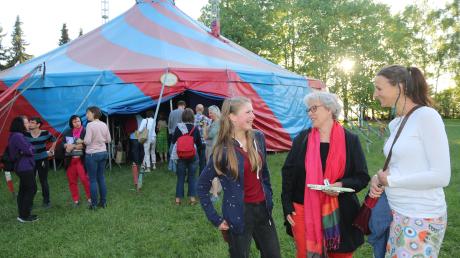 Ein Zirkuszelt für eine Woche nebst buntem Programm hatte die Montessori-Gemeinschaft Dinkelscherben sich selbst zum 25-jährigen Jubiläum geschenkt. Schulleiterin Petra Sternegger (vorne Mitte) begrüßte Gäste, Förderer, Eltern, Pädagogen und Schüler.