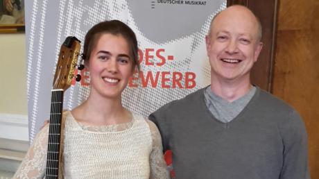 Die erfolgreiche Gitarristin und ihr Lehrer: Luisa Schilling und Stefan Schmidt beim Bundeswettbewerb von Jugend musziert in Lübeck.