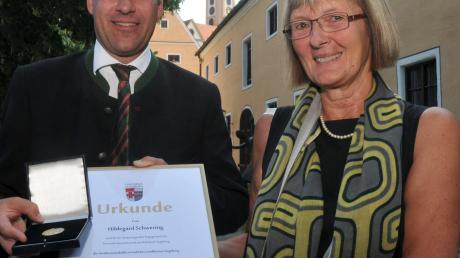 Hildegard Schwering bekommt von Landrat Martin Sailer die Verdienstmedaille in Gold des Landkreises Augsburg verliehen. 	