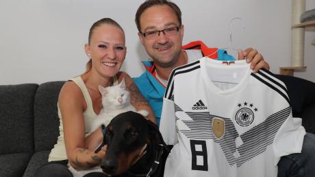 Florian Hartmann aus Aystetten - im Bild mit Nadine Lang, Hund TJ und Katze Joda - hat dank seiner Spendenaktion etwa 250 Euro gesammelt.