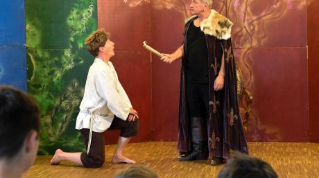 Beim Kindertheater in Bonstetten schickte der König den Müllersohn zum Teufel, dem er drei Haare abknöpfen soll.