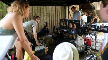 Das Filmset auf Gut Schwaighof in Allmannshofen: Während Hauptdarstellerin Leia Holtwick im Stall hinten eine Szene spielt, beobachtet das Team draußen über die Bildschirme die Dreharbeiten. 