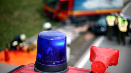 Die Lebensmittel ihres Verkaufswagens hat eine 67-jährige Autofahrerin auf der Straße verstreut, als sie am Samstagmittag bei Horgau von der Fahrbahn abkam und gegen einen Baum stieß.