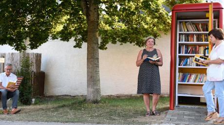Freuen sich über Bonstettens „Bücherschrank“ und die gemütliche Liege: von links Bürgermeister Anton Gleich auf der Liege, Gemeinderätin Petra Zinnert-Fassl und Gemeinderätin Ursula Puschak.