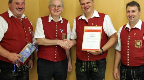 Christian Sirch (Dritter von links) führt seit 20 Jahren den Musikverein Aretsried. Zum Jubiläum gratulierten ihm beim Dorffest: (von links) Stellvertreter Gerhard Hauser, Fritz Kraus (ASM-Bezirk 15) und Dirigent Thomas Schneider. 