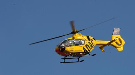 Mit einem ADAC-Hubschrauber wurde die junge Frau ins Klinikum geflogen.