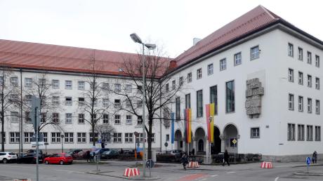Das Landratsamt Augsburg sieht in Betriebsleiterwohnungen kein Problem und gestattet sie auch gegen das Einvernehmen des Bauausschusses.