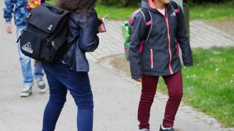 Ein Unbekannter soll in Horgau einem Mädchen nach der Schule auf dem Heimweg gefolgt sein.