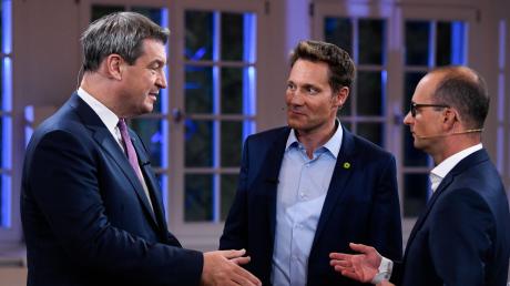 Ludwig Hartmann und Ministerpräsident Markus Söder (links) kurz vor dem Beginn des Fernsehduells mit Moderator Christian Nitsche (rechts).