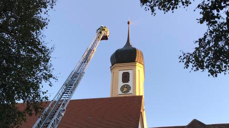 Der Kirchturm ist 42 Meter hoch und eine so lange Drehleiter besitzt keine Feuerwehr weit und breit.