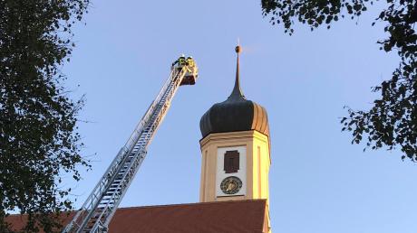 Erst als die Feuerwehrleute sich der Spitze des Kirchturms näherten wurde sichtbar, dass ein Insektenschwarm aussah wie Rauch. 