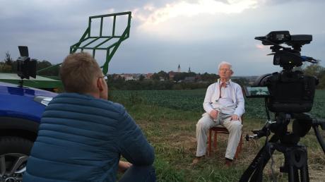 Filmemacher Timian Hopf interviewt Günther Barisch beim gemeinsamen Besuch in Polen. Im Hintergrund seine Heimatstadt, das ehemalige Zülz.