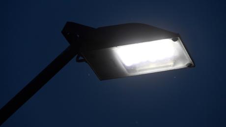 Zum Einsatz sollen moderne LED-Leuchten kommen, die an neuen Stahlmasten in sechs Meter Höhe angebracht werden. 