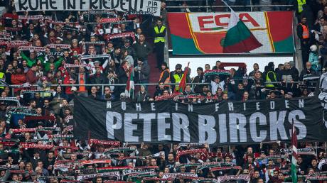 Mit einer Schweigeminute für Peter Bircks hat am Samstag das Heimspiel des FC Augsburg gegen den Club aus Nürnberg begonnen.