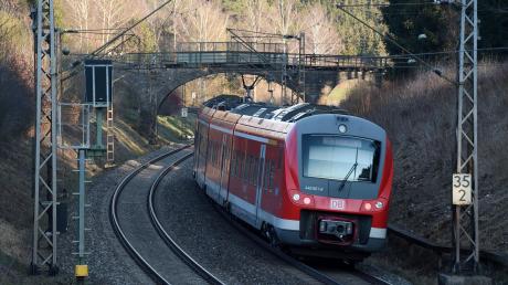 Eine Bahn-Fernverkehrstrasse entlang der Autobahn könnte den Weg ebnen für einen Regionalbahnhalt in Zusmarshausen. Nun soll es zusätzliche Untersuchungen geben.