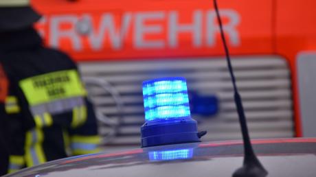 Zu einem schweren Verkehrsunfall ist am Montag gegen 11.35 Uhr auf der Staatsstraße 2026 zwischen Margertshausen und Fischach kurz nach der Abzweigung nach Reitenbuch gekommen