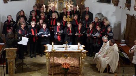Der Kirchenchor der Pfarreiengemeinschaft Emersacker-Heretsried-Lauterbrunn feiert sein 40-jähriges Jubiläum. Außerdem ist Sieglinde Kazemiyeh seit 25 Jahren die Chorleiterin der Gruppe. 	