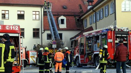 Ein Großaufgebot der Feuerwehren rückte vor einer Woche nach Emersacker aus, um das Feuer in einem Teil des Schlosses zu löschen. Laut Polizei entstand ein Schaden von rund eineinhalb Millionen Euro. 