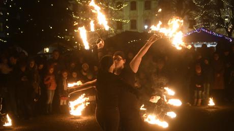Heiß her ging es beim Engerlmarkt: Die Formation „Ignis Artifex“ aus Ansbach zeigte den Marktbesuchern eine gekonnte Feuershow unter dem Motto „Magie der Flammen“. 